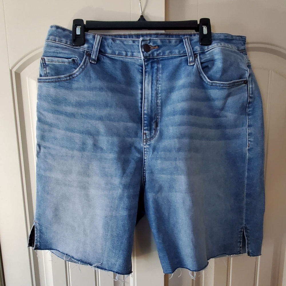 Everything's Good Super Stretch Denim Bermudas- light blue wash